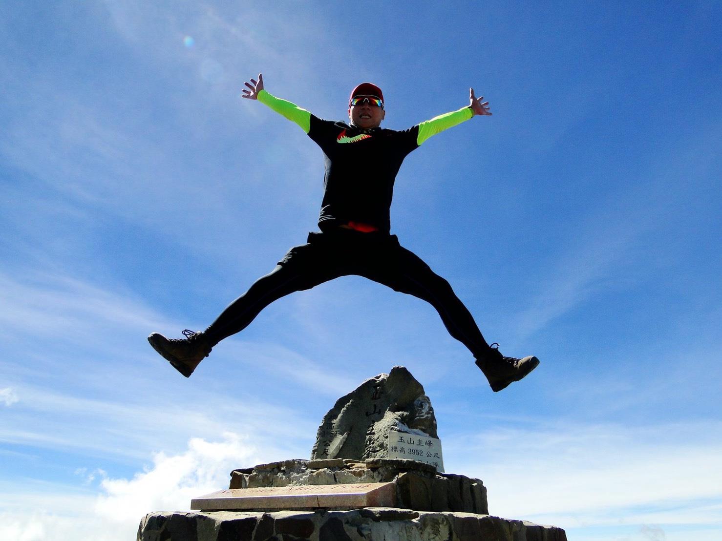 Hsuan-Ming Tseng jumping on the summit of Yushan